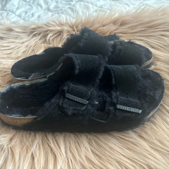 BLACK SUEDE BIRKENSTOCK SHEARLING SANDALS. - Picture 2 of 6